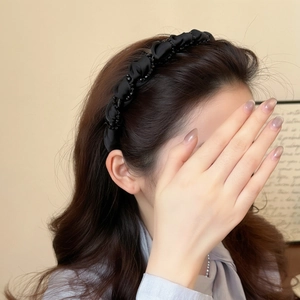 Black Twisted Beaded Headband For Women Vintage Satin Pleated Hairband Anti-Slip Padded Headband With Punk Rivet Hair Accessories