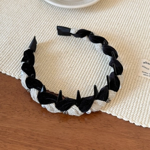 Detail of woven headband with black velvet, beige fabric, pearls and anti-slip teeth