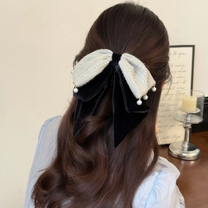Eleganter Haarclip mit schwarzer Samtschleife, Silbergrau und weißen Perlen