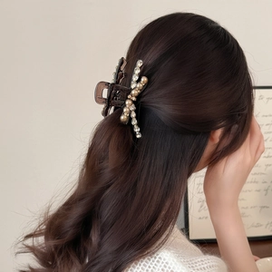 Elegante pinza de pelo grande con cristales, perlas y brillantes en peinado real