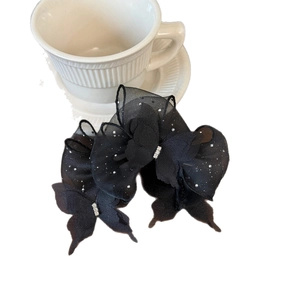 Eleganter schwarzer Haarschmuck mit Seersucker-Schleife, Silberpailletten und Strass
