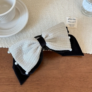 Französische Vintage-Haarklammer aus Samt und Tweed mit Perlen auf einem Holztisch