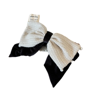 Eleganter Samt- und Perlen-Haarclip mit schwarzem und beige-lagigem Stoffdesign