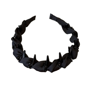 Elegant black beaded headband with punk rivets and non-slip teeth for stylish hair styling