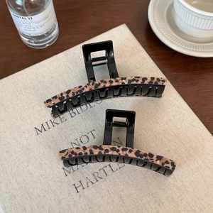 French retro leopard print acetate hair claw clip with sleek black拼接 design and spring