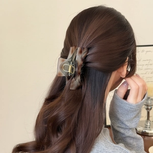 Elegant tortoiseshell acetate hair claw clip for women's half-up hairstyles