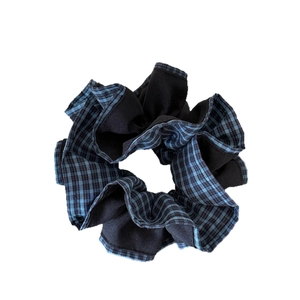 Chouchou en tissu à carreaux bleu et noir avec haute élasticité et design plissé élégant
