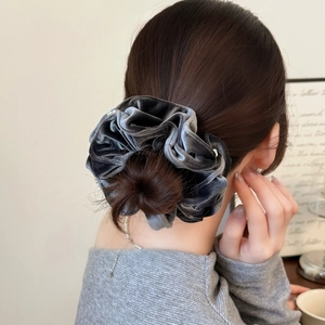 Chouchou élégant en velours gris avec perles blanches pour queue de cheval ou chignon