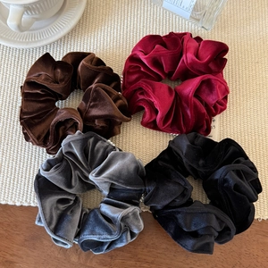 Lot de chouchous élégants en velours aux quatre couleurs d'automne avec détails en perles