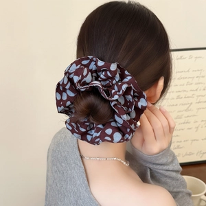Chouchou géant en tissu à motifs de cœurs bleus pour coiffure élégante
