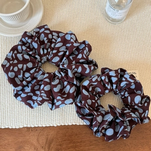 Lot de 2 grands chouchous marron foncé à pois bleus en tissu mousseline doux et élégant