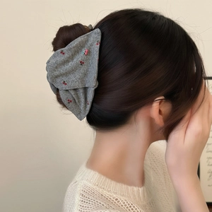 Pince à cheveux noeud gris avec motif cerise pour coiffures élégantes
