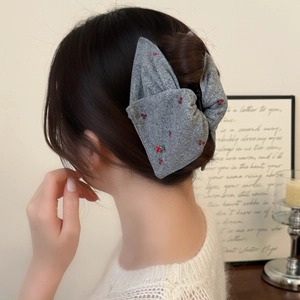 Pince à cheveux en tweed gris avec broderie cerise rouge et nœud élégant