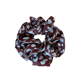 Chouchou rouge oversize avec motifs cœurs bleus en tissu mousseline élégant