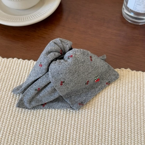 Pince à cheveux élégante en tissu gris avec broderie cerise rouge et pendentif en métal