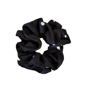 Elegante elastico per capelli in raso nero a pois bianchi con bordi doppi pieghettati