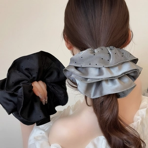 Elegante übergroße Satin-Haargummis in Schwarz und Silber mit Polka-Dot-Mustern