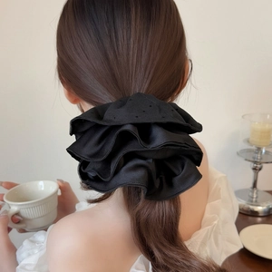 Eleganter schwarzer Satin-Haargummi mit Punkten und mehrlagigen Volants für Damen