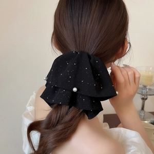 Nœud à cheveux noir élégant avec paillettes étoilées et perles sur cheveux longs