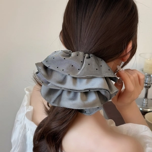 Eleganter silbergrauer Satin-Haargummi mit mehrlagigem schwarzem Punkt-Netz für Frauen