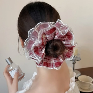 Elastico per capelli a quadri rossi con pizzo bianco su capelli legati, stile accogliente