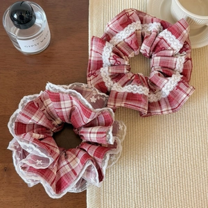 Set di elastici per capelli a scacchi rossi con pizzo su tavolo in legno