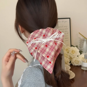Fiocco per capelli a quadri rossi con cuori e pizzo su coda di cavallo alta