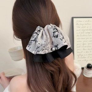 Eleganter Haarclip mit Schleife im Tusche-Stil und Perlen für stilvolle Pferdeschwänze