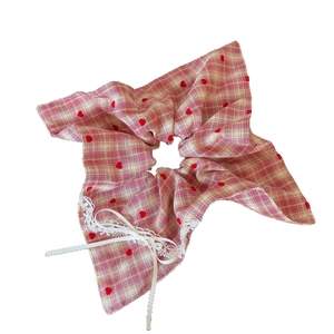 Elastico per capelli a scacchi rosa con cuori rossi e dettaglio fiocco in pizzo bianco