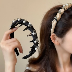 Eleganter Satin Künstliche Perle Kristall Gedreht Haarreif Mit Rutschfesten Zähnen Gefaltet Mode Haarschmuck Für Damen