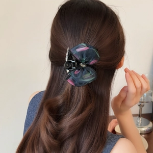 Pinza per capelli con fiocco in rete floreale per acconciatura semi-raccolta su capelli lunghi
