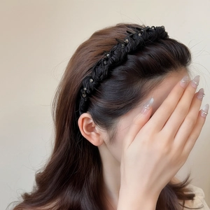 Serre-tête tressé noir avec cristaux élégants sur cheveux longs châtain foncé