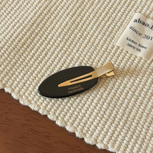 Minimalist leaf-shaped leaf black hair clip with handmade gold metal duckbill clip