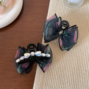 Set di fermagli per capelli con strass scintillanti e rete nera su base in legno