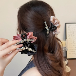 Pince à cheveux française en tissu à bulles avec pétales de satin et strass de couleurs