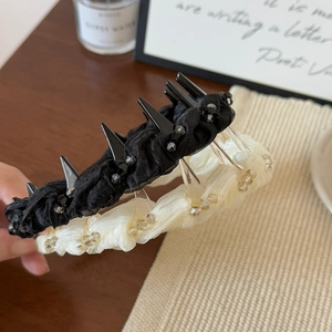 Détail du serre-tête tressé avec strass brillants et dents antidérapantes intérieures