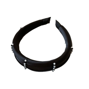 Serre-tête élégant en satin noir orné de perles blanches et perles noires pour femme