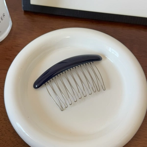 Peigne à cheveux minimaliste coloré avec dix dents en métal argenté ondulé