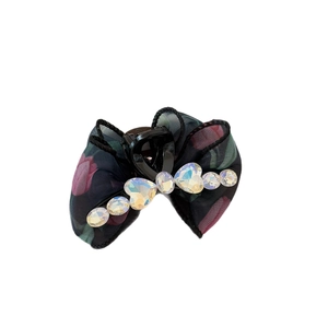 Elegante fermaglio per capelli a fiocco in rete nera con strass colorati su bianco