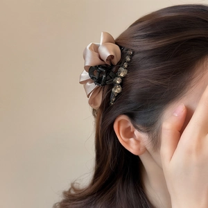Pince à cheveux française avec nœud en soie champagne et strass pour femmes