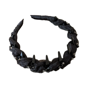 Serre-tête en satin plissé noir avec pointes punk et perles noires facettées