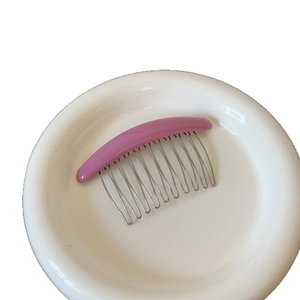 Peigne à cheveux rose violet pastel avec dix dents métalliques pour coiffures