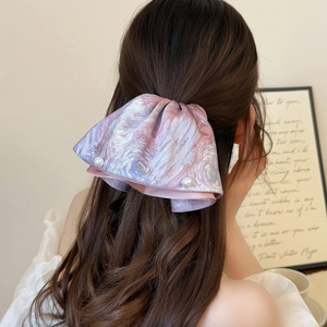 Pince à cheveux artistique avec textures fluides violettes et perles élégantes