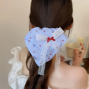 Nœud de cheveux bleu à carreaux avec dentelle et motifs de cœurs rouges, vue de dos