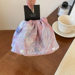 Chouchou en satin de soie avec motif peinture à l'huile violet et perles blanches
