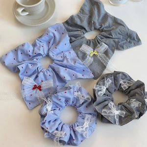Chouchous en dentelle à carreaux avec nœuds et motifs cerises en bleu et noir