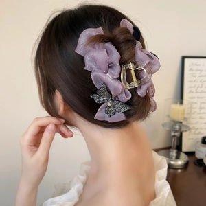 Pince à cheveux papillon en organza violet avec détails de strass scintillants