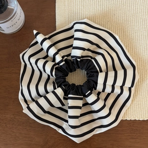 Détail d'un chouchou géant à rayures noires et blanches avec une texture de tissu doux