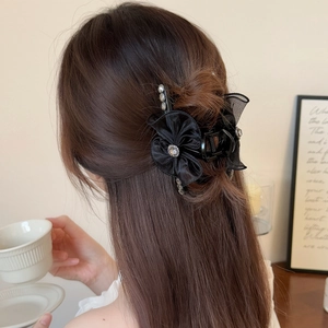 Pince à cheveux élégante en dentelle noire avec cristal central pour coiffure femme