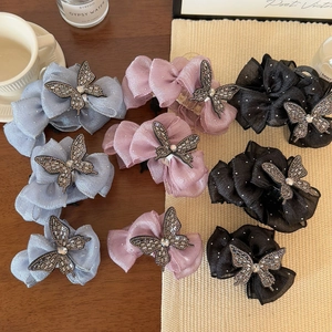 Détails des pinces à cheveux élégantes avec nœuds en tissu et papillons en strass brillant